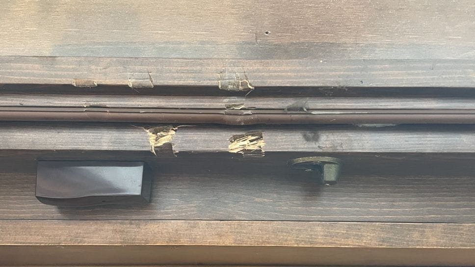 I segni di scasso sulla finestra dell’appartamento di via Ricasoli