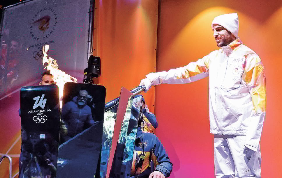 L’allenatore del Como Cesc Fabregas, ultimo tedoforo della giornata, accende il braciere olimpico in piazza Cavour