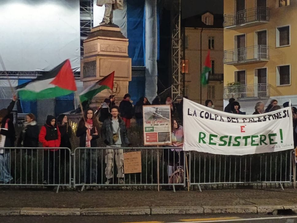 I manifestanti Pro Pal a Porta Torre