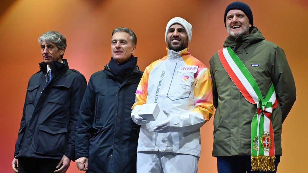 Da sinistra il questore Filippo Ferri, il prefetto Corrado Conforto Galli, Cesc Fabregas e il sindaco Alessandro Rapinese