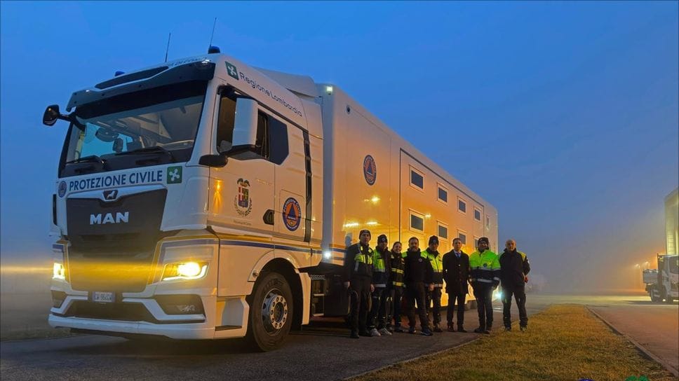 Il maxi mezzo della protezione civile partito per la Valtellina