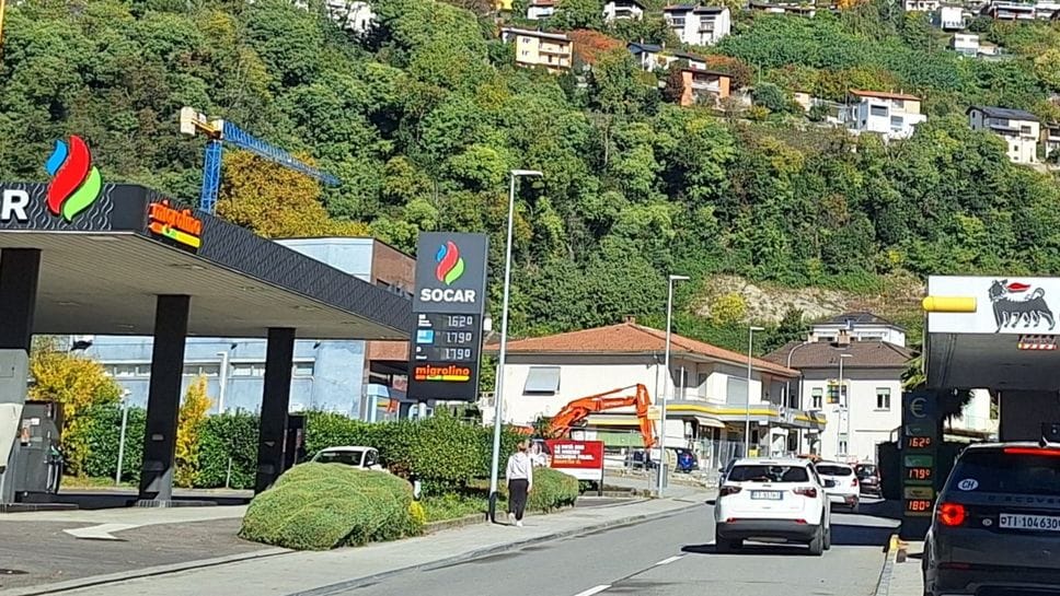 Prezzi giù di 20 centesimi in un anno, anche se la Svizzera continua a rivelarsi più vantaggiosa