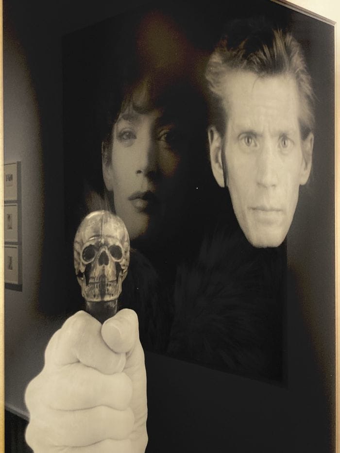 Autoritratto di Mapplethorpe e sullo sfondo autoritratto del fotografo da giovane