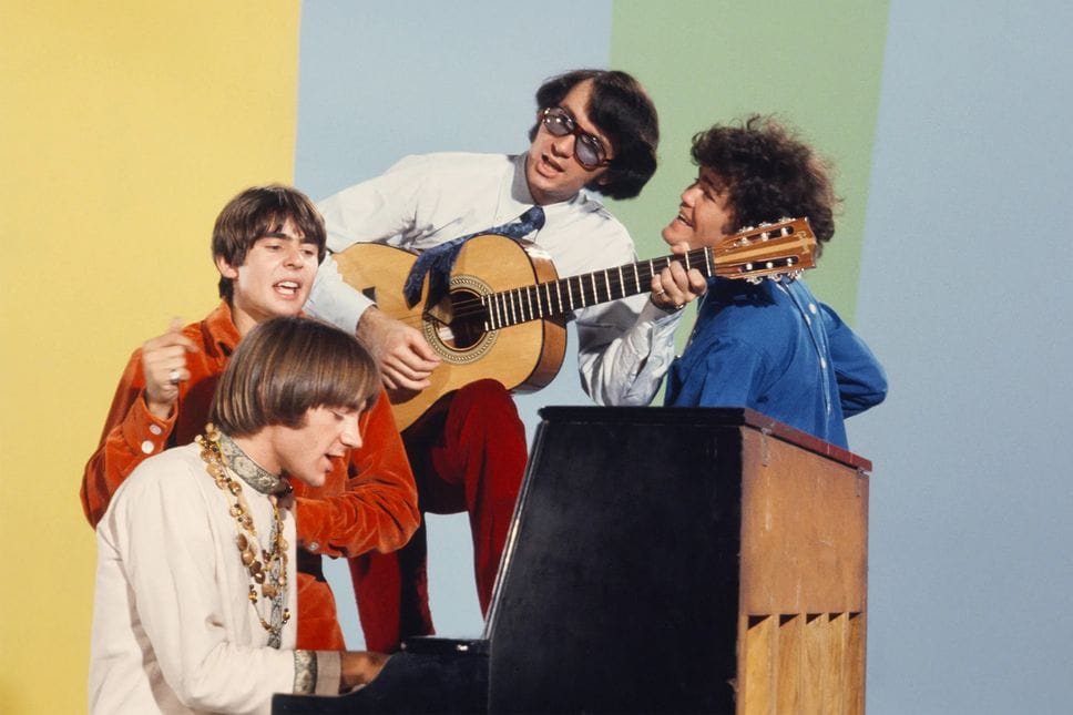 The monkees: la prima boy band. Da sinistra, in piedi: Davy Jones, Michael Nesmith e Micky Dolenz. Peter Tork seduto al piano.