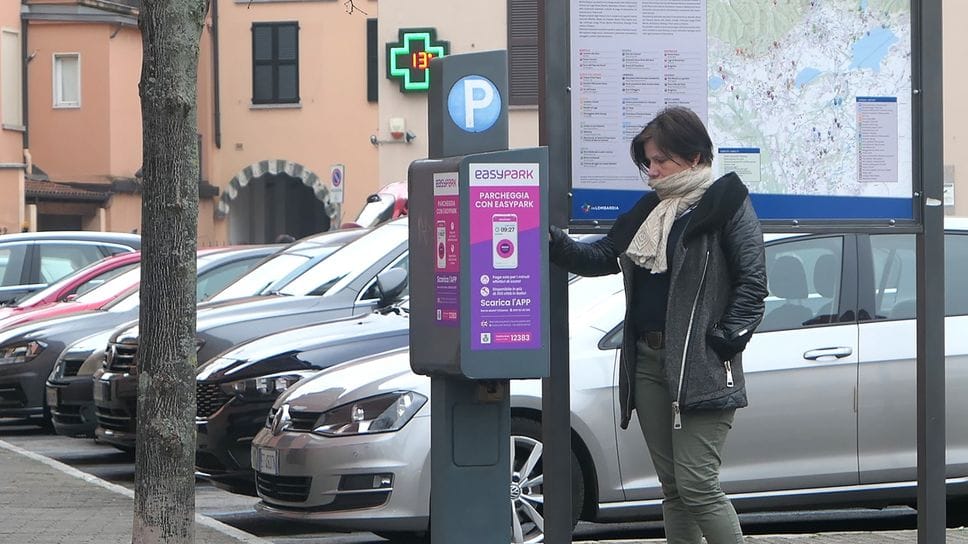 Cala il numero delle sanzioni e degli incidenti stradali, al contempo crescono gli incassi dalla sosta a pagamento