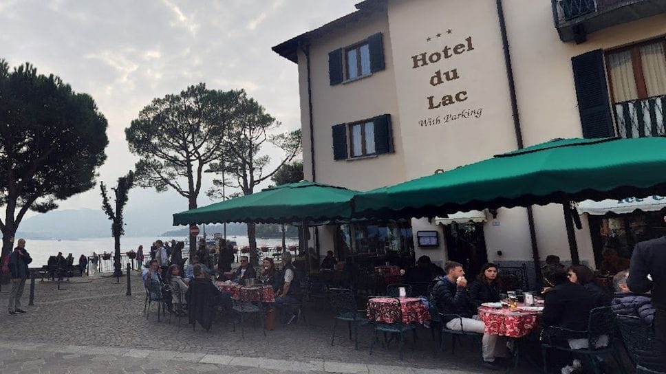 Il bar Centrale di Menaggio con la vista sul lago