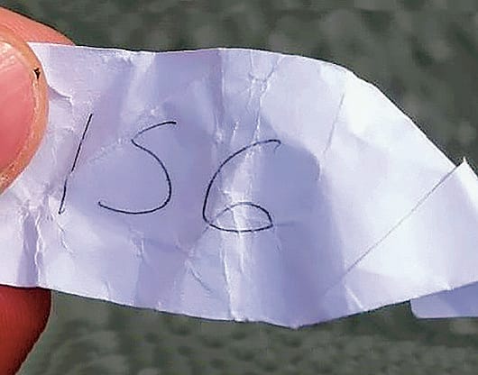 Uno dei biglietti numerati: fra i residenti cresce il timore