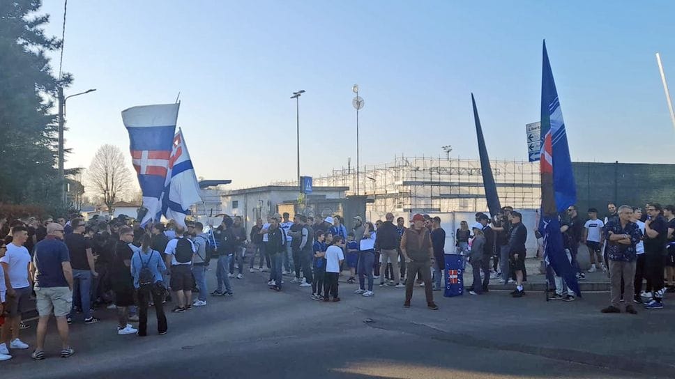 Il centro sportivo di Mozzate con i tifosi