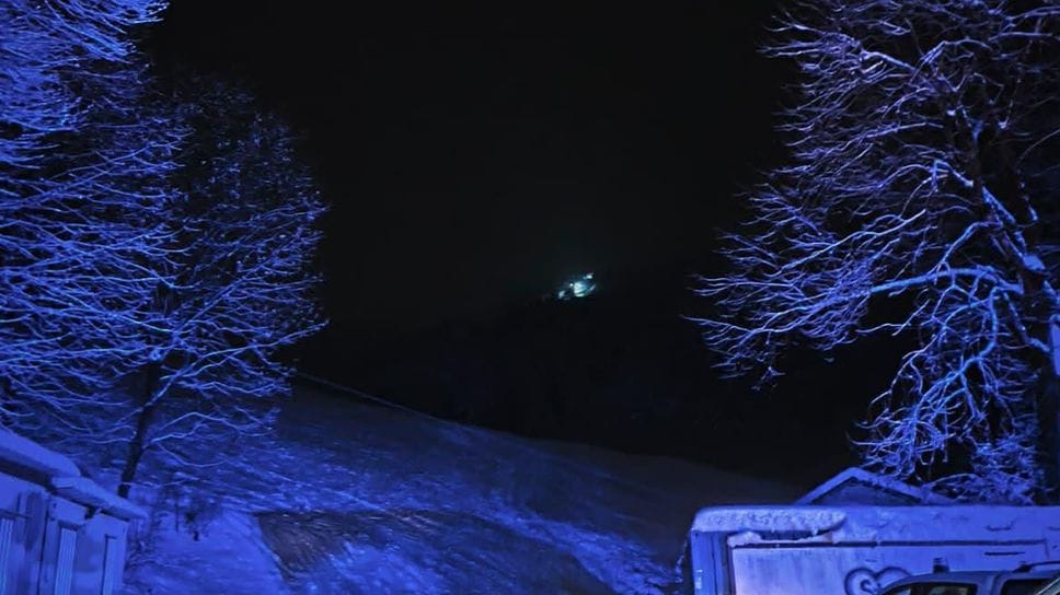 I soccorritori nella neve per  recuperare l’infortunato