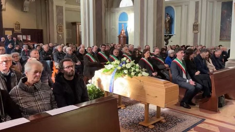 La cerimonia funebre nella chiesa di San Michele a Figino Serenza