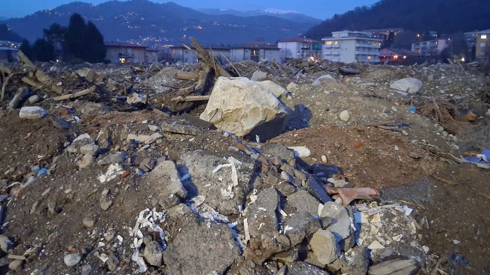 L’enorme discarica di piazza d’Armi con i detriti dell’alluvione di settembre