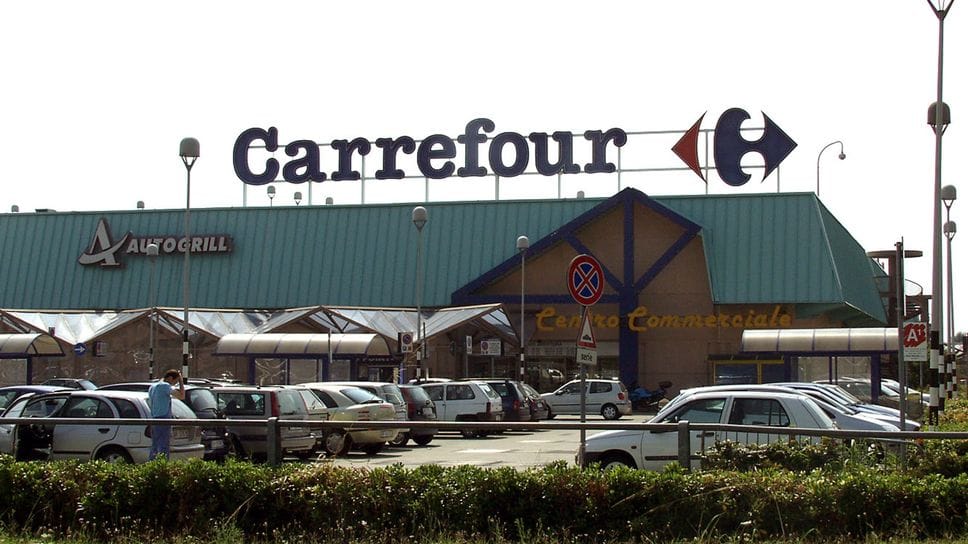 L’aggressione nel parcheggio del Carrefour di Giussano