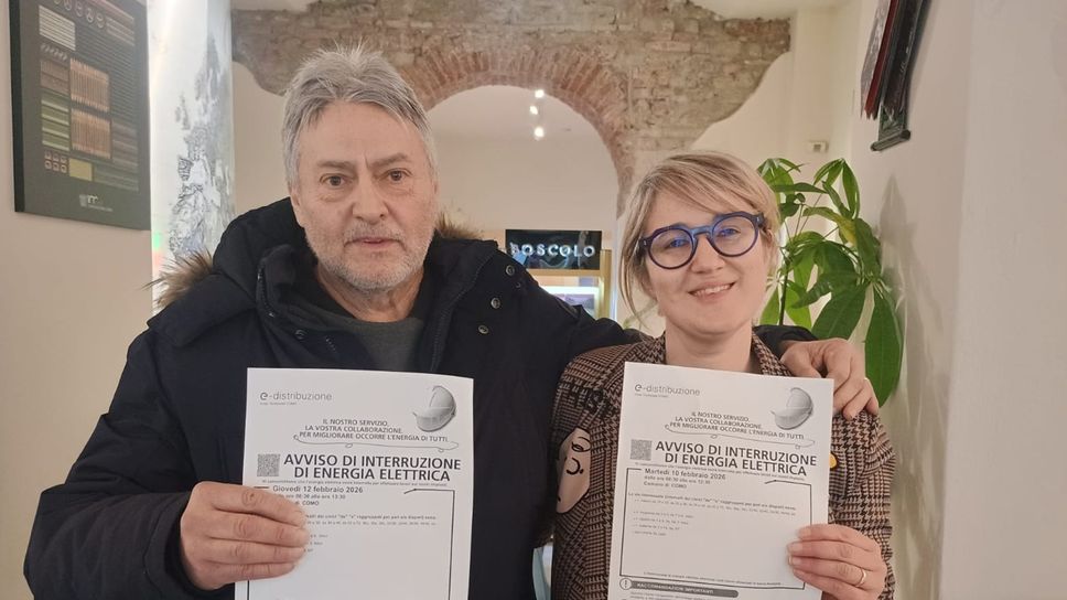 Massimo Galeazzi e Tessa Proserpio con l’avviso in mano