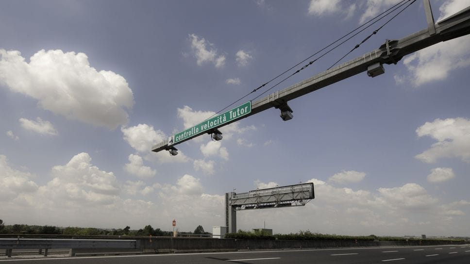 Uno dei portali “tutor” che si trovano lungo la tratta dell’Autolaghi tra Como e Milano montato soltanto lo scorso anno