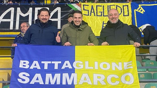 Gli amici di Paolo Sammarco a Verona con  lo striscione a lui dedicato