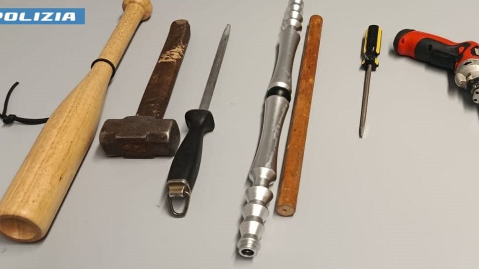 Gli oggetti rinvenuti nell’auto