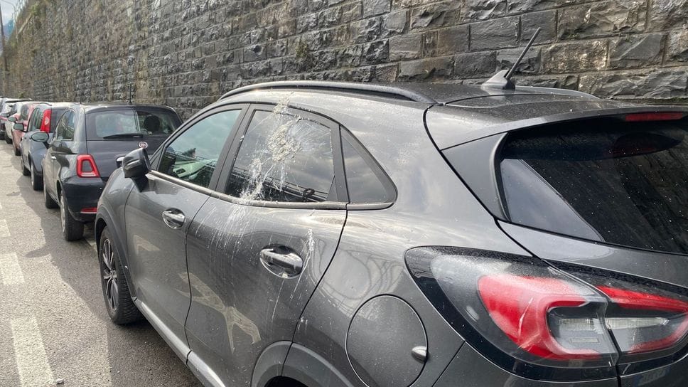 Sassi e calce contro le vetture in sosta: denunciato ragazzo di 18 anni italiano studente a Lugano
