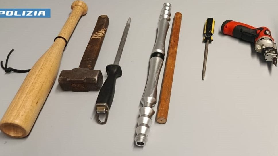 Gli arnesi sequestrati dalla polizia