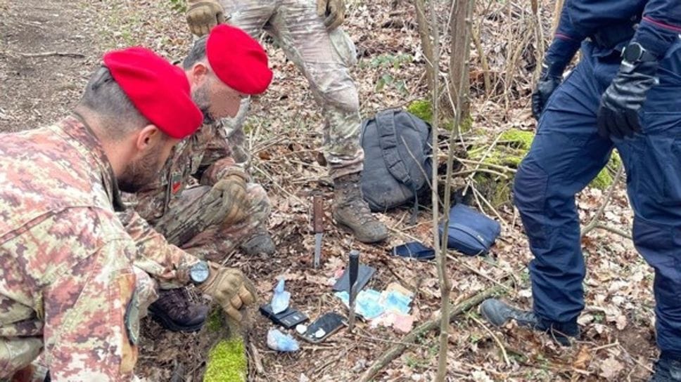 Recuperati anche un bilancino di precisione e 2000 euro in contanti