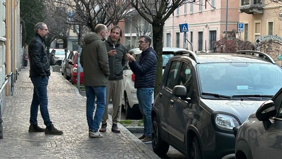 Il sindaco Alessandro Rapinese con i residenti di via XX Settembre