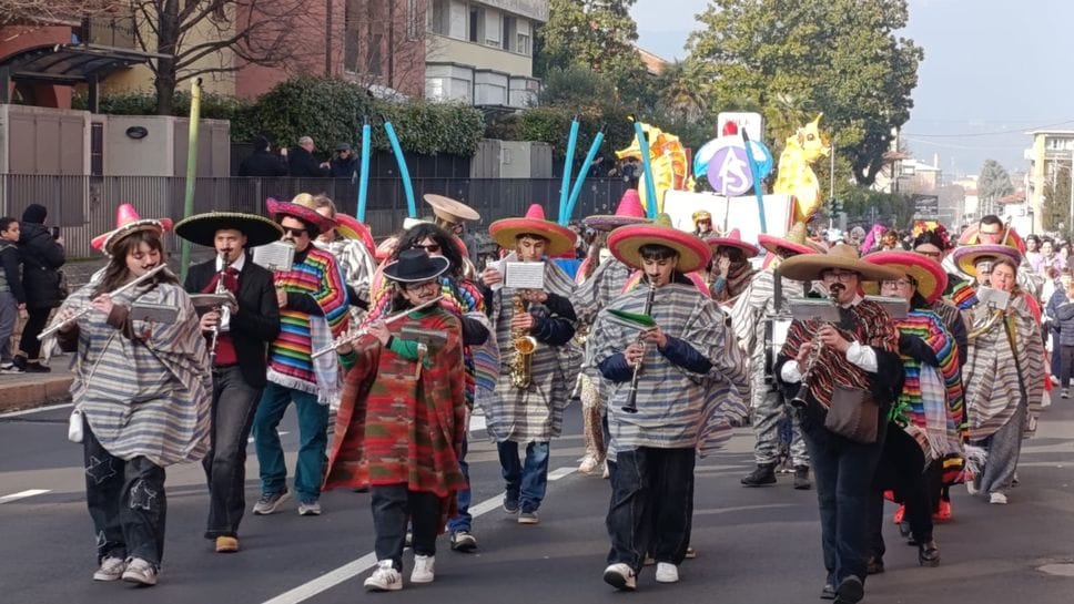 In primo piano la banda che ha accompagnato il carro ispirato a Coco e, dietro, l’allestimento della Sirenetta