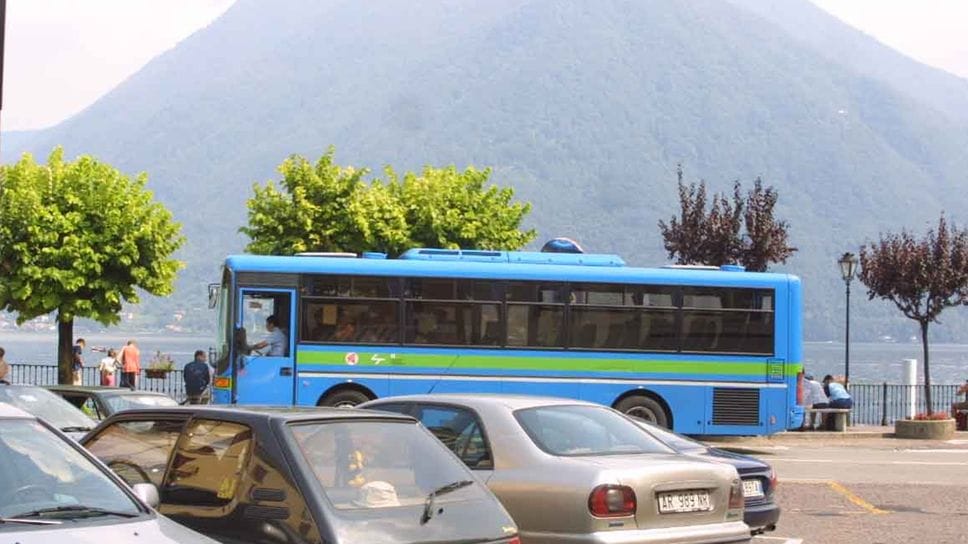 Un bus di linea di passaggio ad Argegno