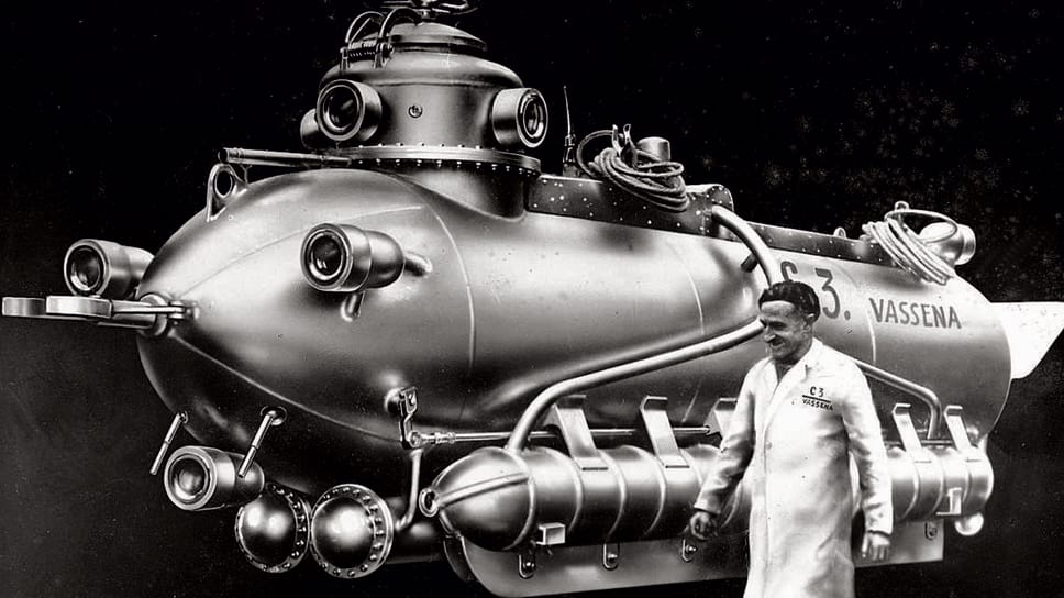 Pietro Luigi Vassena (Malgrate, 21 aprile 1897 – Lecco, 21 maggio 1967) accanto al suo “pesciolone d’acciaio”