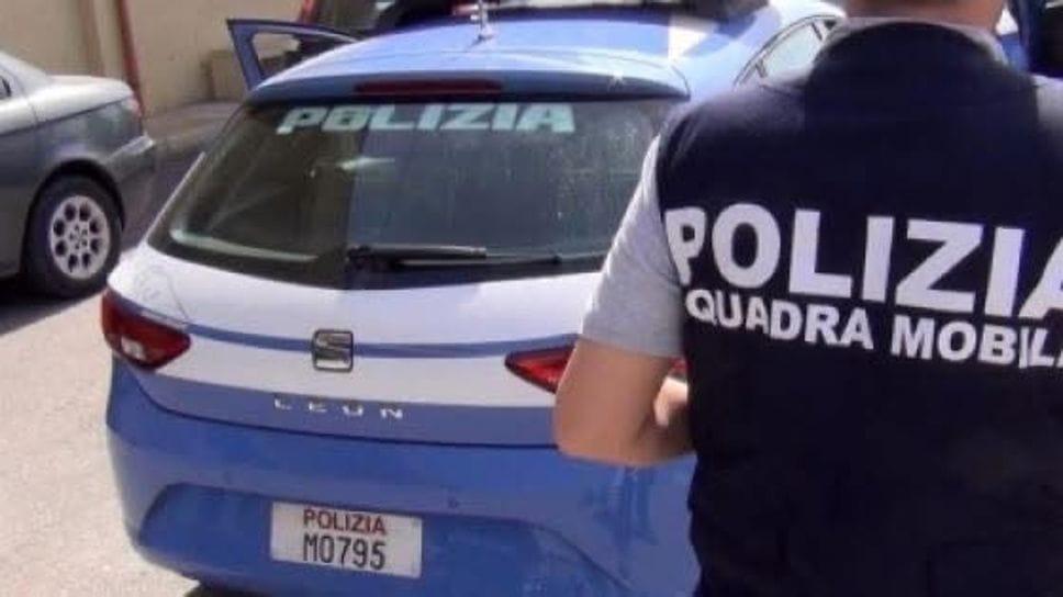 Un intervento della squadra mobile della polizia di Como