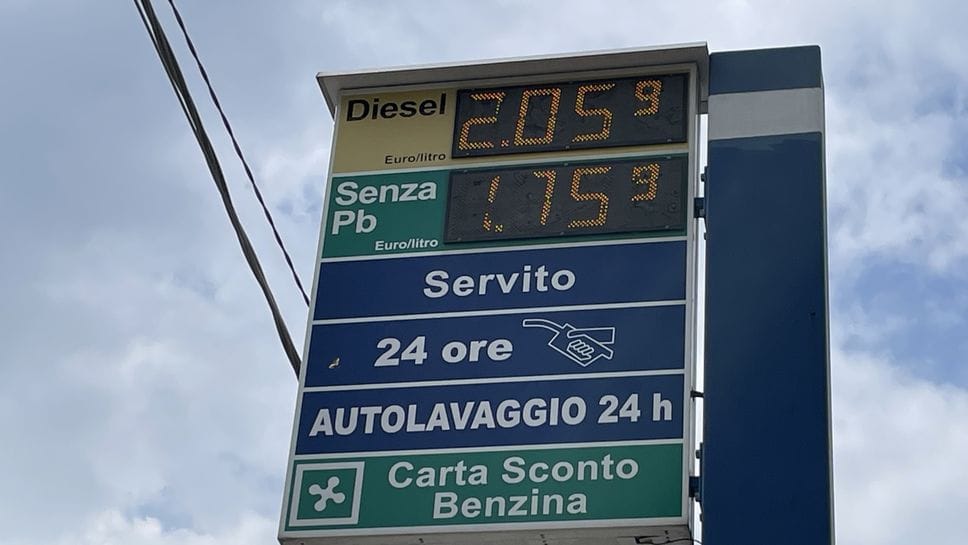 Una pompa di benzina a Cucciago, 9 marzo