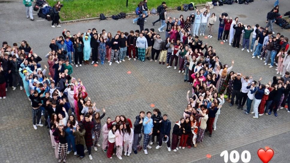 Gli studenti del Giovio hanno scattato la tradizionale fotografia in cortile formando il numero 100