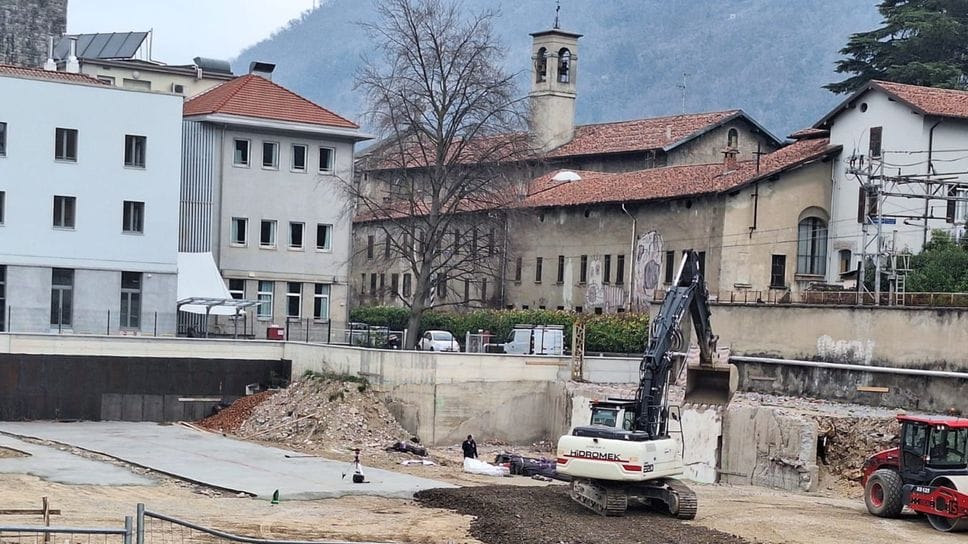 Ruspe al lavoro nel cantiere per il nuovo polo sanitario di via Sirtori