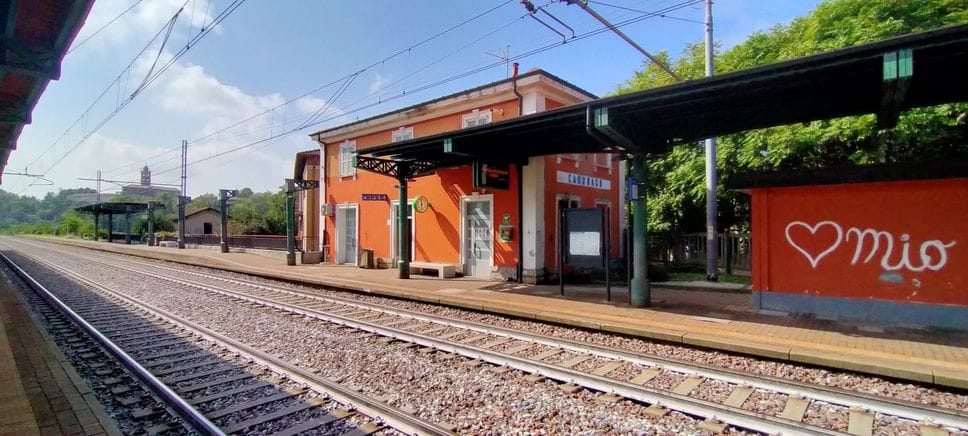 Calci e pugni alla stazione di Cadorago: la vittima è finita in ospedale