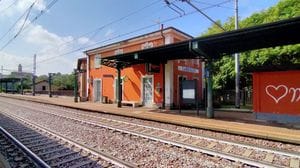 Calci e pugni alla stazione di Cadorago: la vittima è finita in ospedale