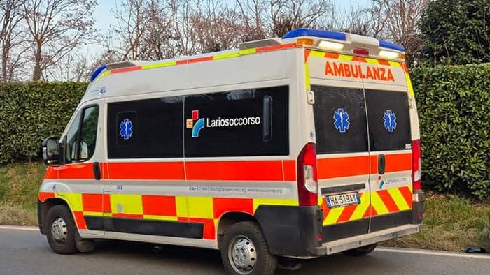 Albavilla, cade con la moto e si frattura una gamba - Cronaca