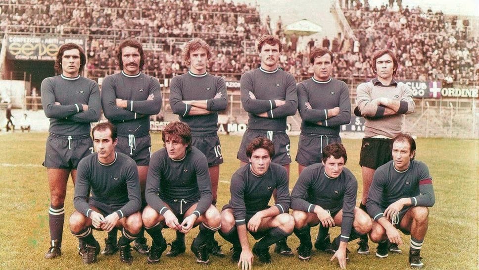 Casaroli al centro accosciato