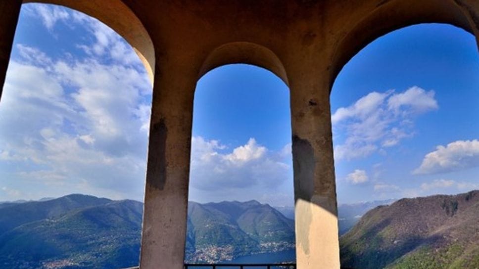La vista dal faro voltiano di Brunate