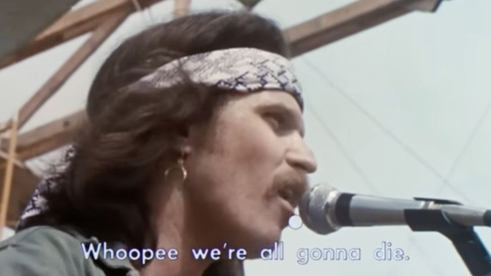 Nel film su Woodstock trasmesso nelle sale statunitensi questo momento è trasformato in un karaoke