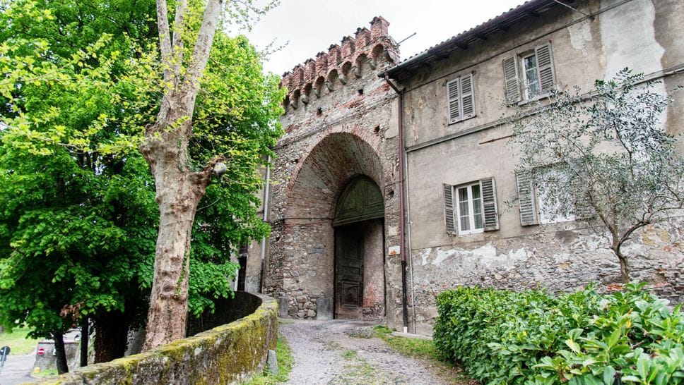 La corte storica accanto a San Carpoforo