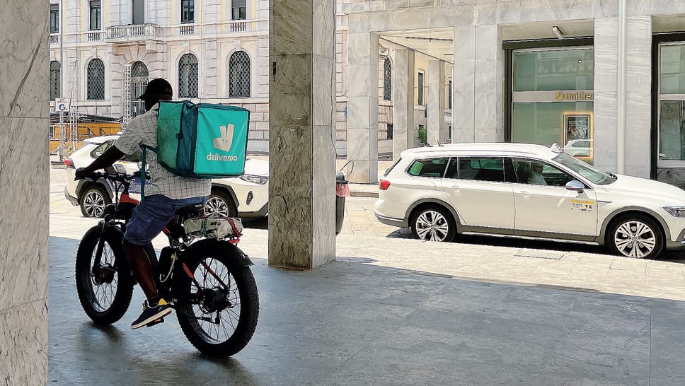 I rider si spostano in bicicletta per effettuare le consegne