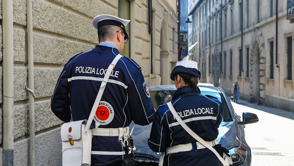 Agenti della Polizia locale in servizio in città murata