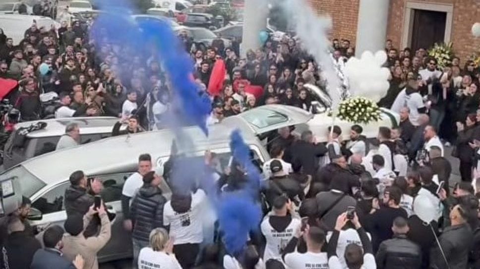 L’ultimo saluto tra palloncini e fumogeni fuori dalla chiesa
