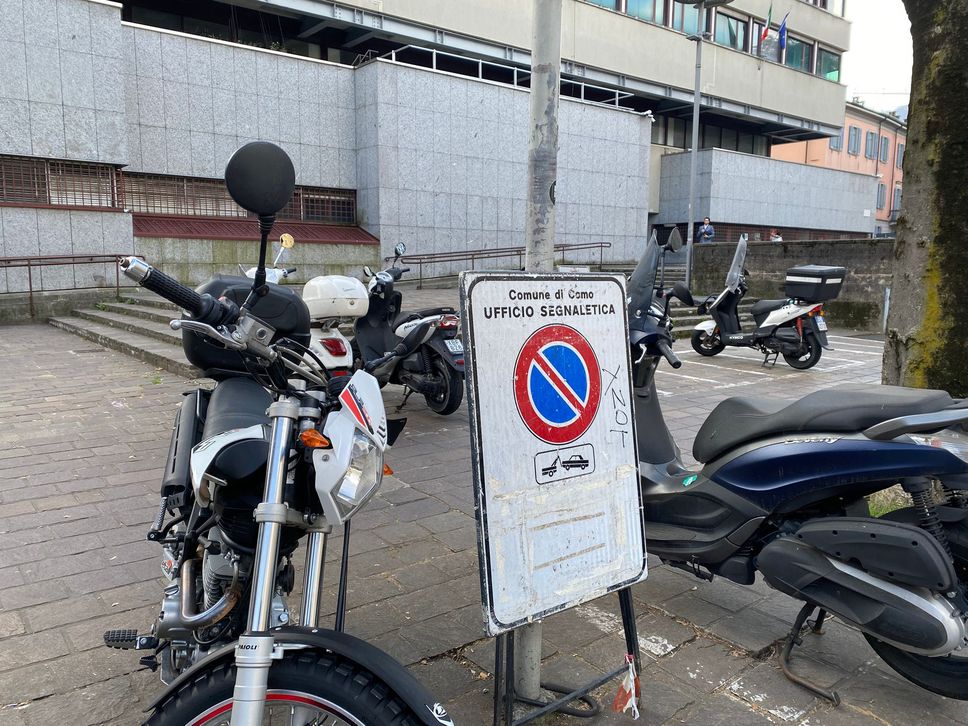 Il cartello con il divieto di sosta