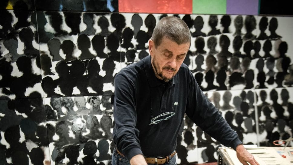 Il pittore Giuliano Collina nel suo studio a Como