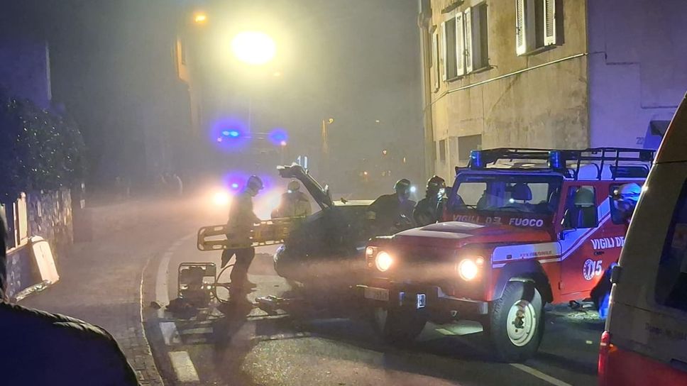 I soccorsi ai feriti all’interno dell’auto