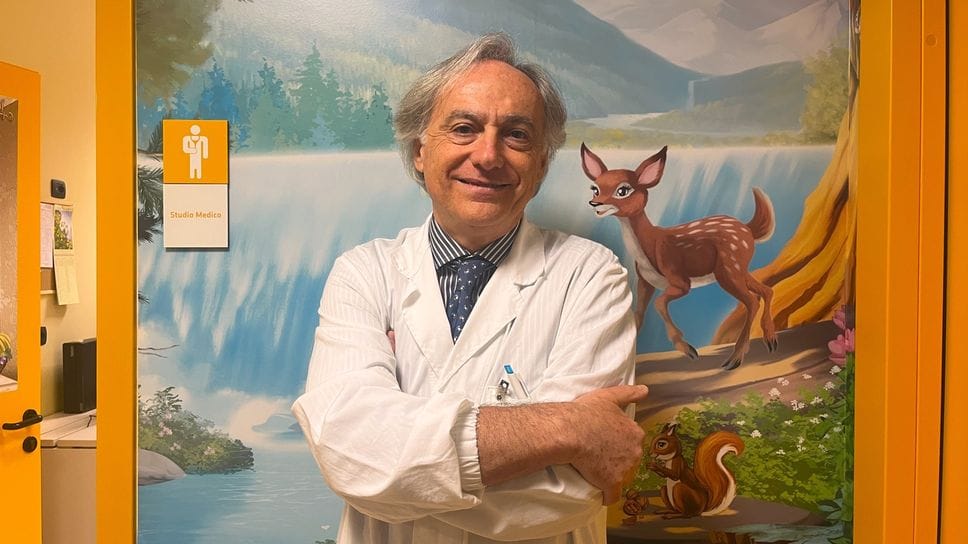 Il dottor Mario Barbarini nel corridoio che porta alla Tin