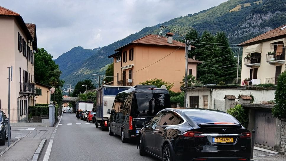 Lunghe code al rettilineo di Lenno, prima del semaforo Isola di Ossuccio