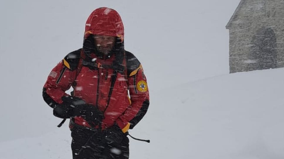 Un tecnico del soccorso alpino nella tormenta