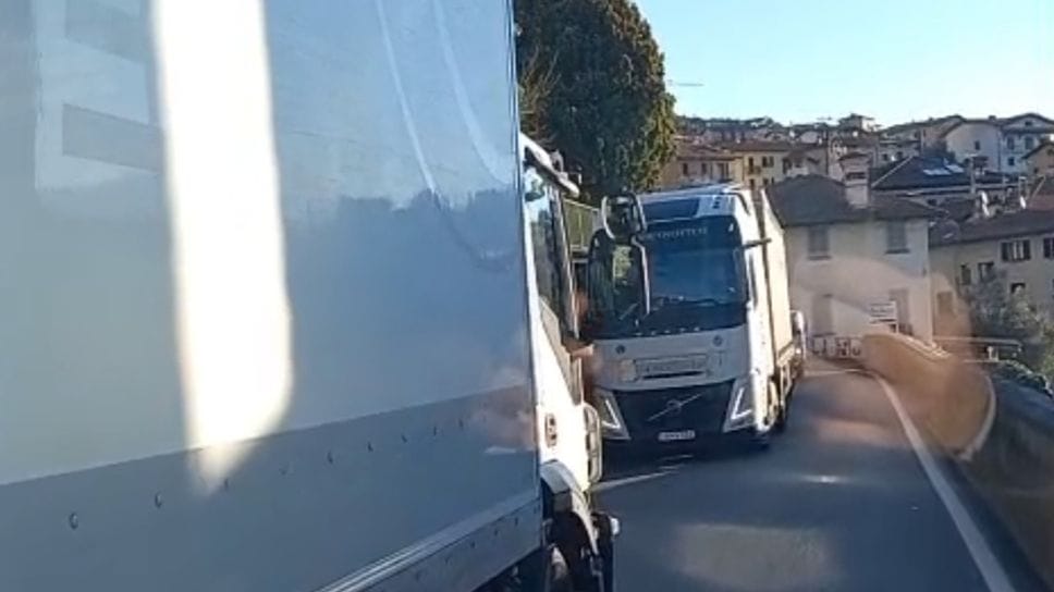 L’incrocio di due mezzi pesanti a Spurano di Ossuccio