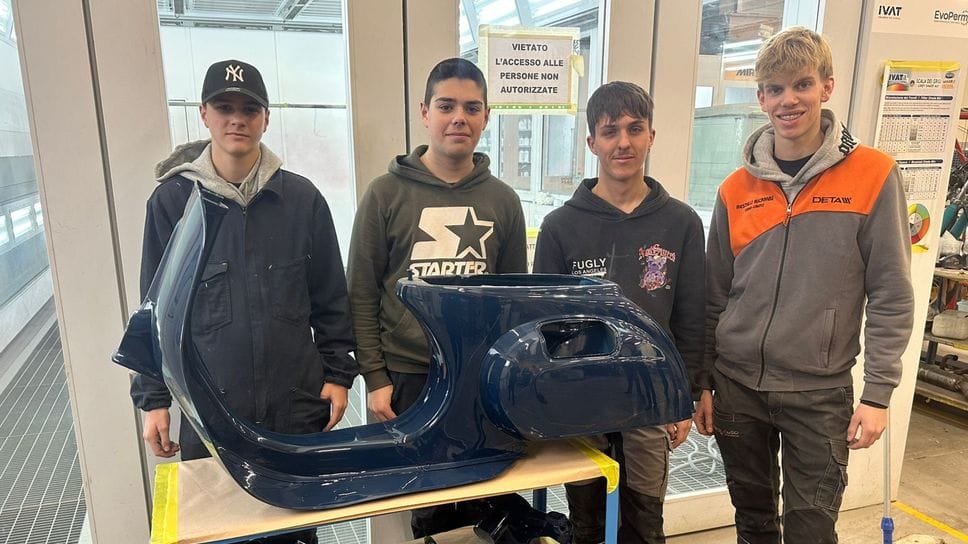 Alcuni ragazzi del CFP con parti di una moto verniciata