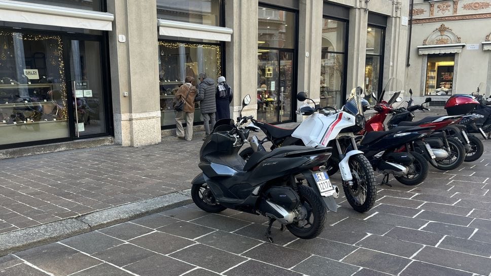 Un posteggio per moto